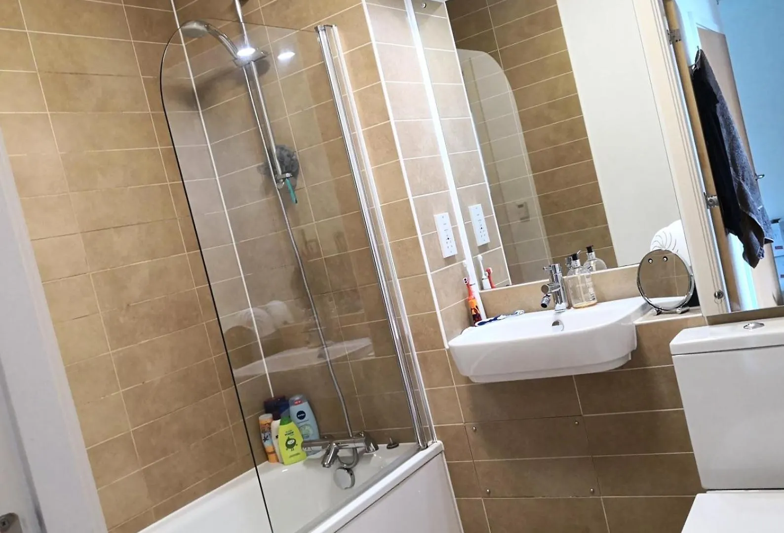 Homely Spacious 3 Bedrooms Duplex With Roof-Top Next To Victoria Park & Regent'S Canal In Vibrant East End Londra Appartamento